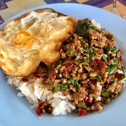 ข้าวกระเพราหลังกำแพง+ไข่ดาว