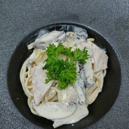 ้เบคอนและเห็ดครีมซอส