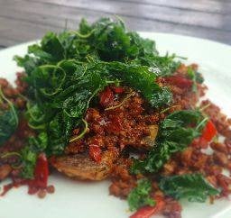 ไข่เยี่ยวม้ากระเพรากรอบ(หมู)