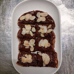 นูเทลลา + อัลมอนด์ 🍞