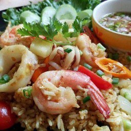 ข้าวผัดกุ้งกับปลาหมึก