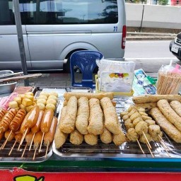 ร้านการ์ตูนปลาเส้นทอดและขนม