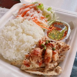 ข้าวสเต็กไก่พริกไทดำซอสจิ้มแจ่ว