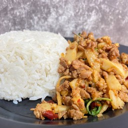 ข้าวราดกะเพราหน่อไม้เหลือง