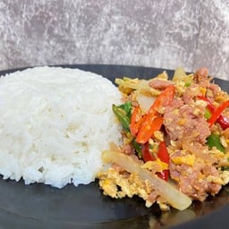 ข้าวราดแหนมผัดไข่