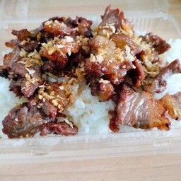 เนื้อทอดกระเทียมราดข้าว