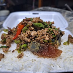 ข้าวกะเพราไข่เยี่ยวม้าหมูสับ
