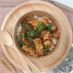 กะเพราหมูกรอบ (ราดข้าว)