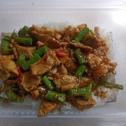 ข้าวหน้าไก่ผัดพริกแกง