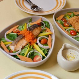 GRILLED SALMON SALAD WOODY HAUS SAUCE