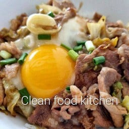 ข้าวหอมราด สันคอหมูผัดซอสญี่ปุ่นไข่ตอก