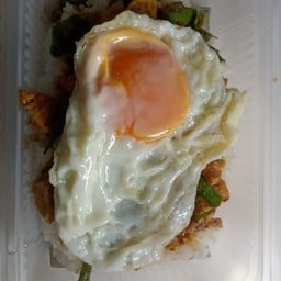 ข้าวหน้าหมูผัดพริกแกง+ไข่ดาว