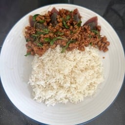 ข้าวราดกระเพราไข่เยี่ยวม้า