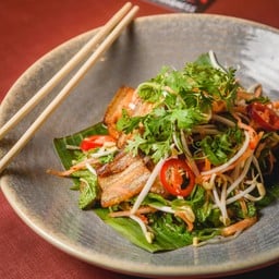 ยำหมูสามชั้นทอด