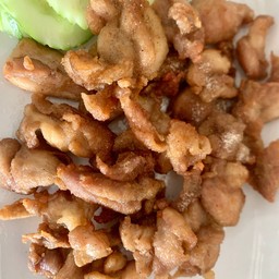 ข้าวหน้าไก่ทอดเกลือ