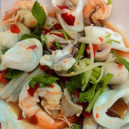 ยำรวมมิตรทะเล (ปลากระพง กุ้ง หมึก)