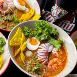 ก๋วยเตี๋ยวต้มยำทะเลเดือด ปลาหมึก+กุ้ง+ไข่+เกี๋ยวทอด