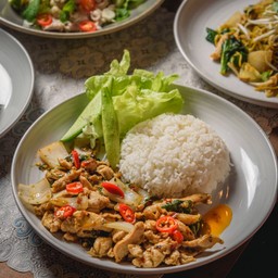 กระเพรา 100ปีราดข้าว