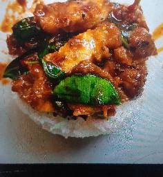 ผัดพริกแกงกลางหมูกรอบราดข้าว