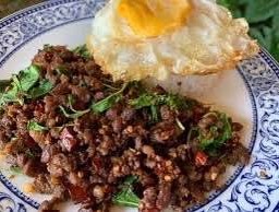 ข้าวผัดกระเพราเนื้อไข่ดาว