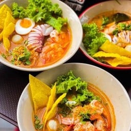 ก๋วยเตี๋ยวต้มยำทะเลเดือด กุ้ง+ไข่+เกี๋ยวทอด