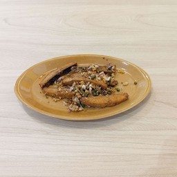 ปลาจำแลงทอดกระเทียมพริกไทย Fried plant-based fish with pepper & garlic