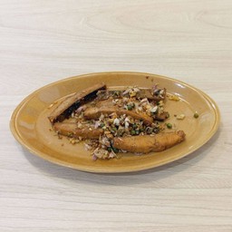 ปลาจำแลงทอดกระเทียมพริกไทย Fried plant-based meat with pepper & garlic