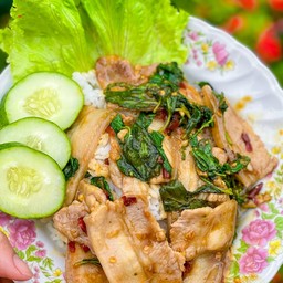 กะเพราหมูสามชั้นสไลด์พริกแห้ง