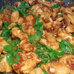 กระเพราไก่ชิ้นเราดข้าว