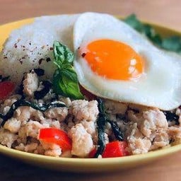 ผัดกระเพราราดข้าว