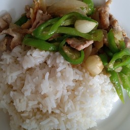 ไก่ผัดพริกหยวก