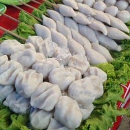 ยำลูกชิ้นเสียบไม้ ( เจ๊จอยยำป่าววะ )