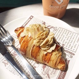 ALMOND CROISSANT