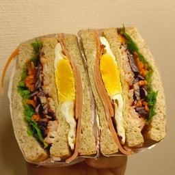 Sandwich & Juice Studio (แซนวิชและน้ำผลไม้สดกัดเย็น) ทองหล่อ