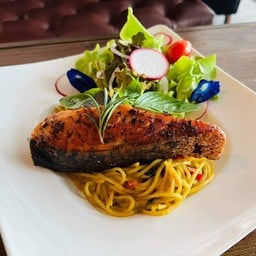 สปาเก็ตตี้เขียวหวานสเต็กแซลม่อน