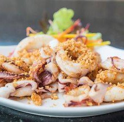 กุ้งหมึกทอดกระเทียม