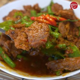 ผัดพริกแกงเนื้อโคขุนแท้ ราดข้าว