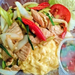 ข้าวไข่ข้นหมูผัดพริกหยวก