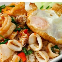 กระเพราถาดรวมมิตรทะเล!แถมฟรีไข่ดาว