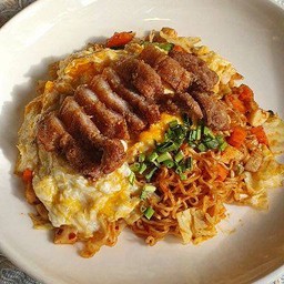 มาม่าผัดต้มยำไข่ขยี้หมูสามชั้นทอด