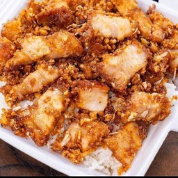 หมูกรอบทอดกระเทียมราดข้าว