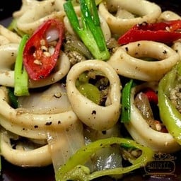 ปลาหมึกผัดพริกไทยดำ
