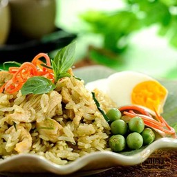 ข้าวผัดแกงเขียวหวานไข่เค็ม