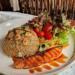 ข้าวผัดกระเทียมแซลมอนย่างเทอริยากิ