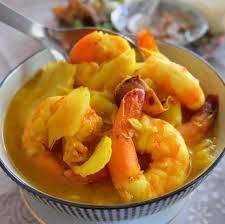 แกงส้มกุ้งหน่อไม้ดองหรือยอดมะพร้าวอ่อน