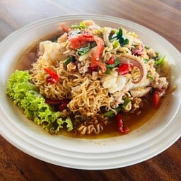 ยำมาม่าหมูสับ-ทะเล