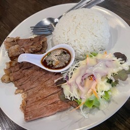 ข้าวหน้าสเต็กเนื้อจิ้มแจ่ว สไตล์ฟิวชั่น ครบรส