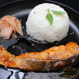 ข้าวหน้าแซลมอนซอสซีอิ๊ว