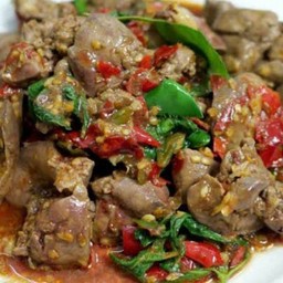 กระเพราเครื่องในไก่ราดข้าว