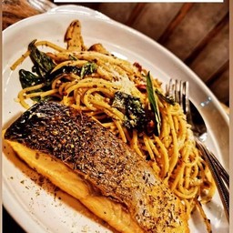 สปาเก็ตตี้ผัดพริกแห้ง-แซลม่อน และเห็ด